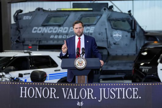 JD밴스 미국 부통령이 24일(현지시간) 노스캐롤라이나주 콩코드 패겟 국제공항에서 감세와 법 집행 지원에 대해 연설하고 있다. AP=연합뉴스