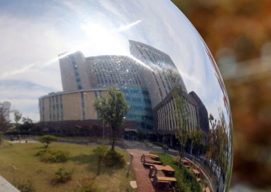 26일 전주지법 청사 모습이 조형물 안에 담겨 있다. 연합뉴스