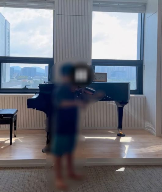 전주지법 소속 A 부장판사의 아내가 지난해 3월 B 변호사 로펌 측과 임대차 계약을 맺은 사무실에서 B 변호사의 초등학생 아들이 바이올린을 연주하고 있다. A 부장판사 아내는 이곳에서 바이올린 교습소 개설을 준비했지만, 건물 용도 변경이 불발돼 무산됐다. 사진 B 변호사 아내