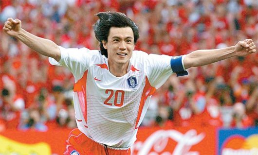 2002년 광주월드컵경기장에서 열린 한·일월드컵 8강전 스페인과의 승부차기에서 결승골을 넣고 기뻐하는 홍명보. [중앙포토]