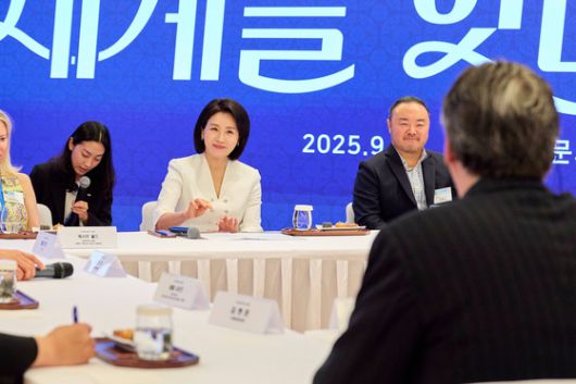 이재명 대통령과 함께 미국 뉴욕을 방문한 김혜경 여사가 24일(현지시간) 뉴욕한국문화원을 방문하고 있다. 연합뉴스