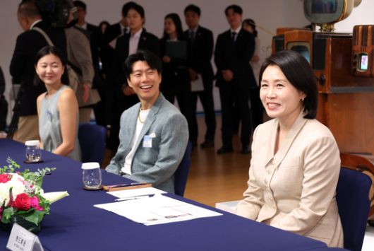 이재명 대통령과 함께 미국 뉴욕을 방문한 김혜경 여사가 24일(현지시간) 뉴욕코리아 소사이어티에서 열린 동포 미래세대 대상 한식 요리교실에 참석해 어린이들의 요리하는 모습을 살펴보고 있다. 대통령실사진기자단