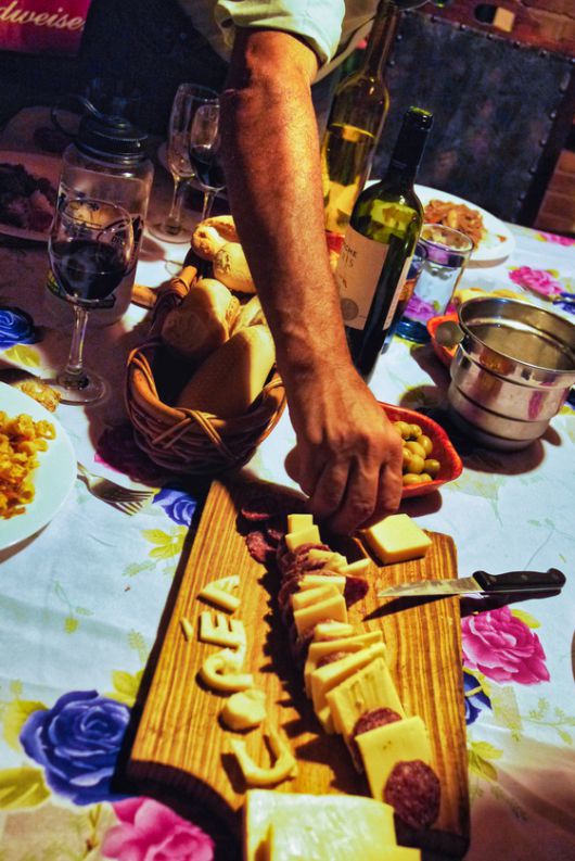 멘도사 식탁에서 빠질 수 없는 세 가지. 말벡 와인과 치즈·살라미(위).