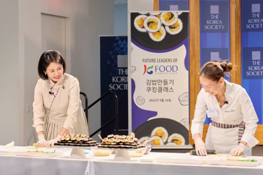 김혜경 여사가 24일(현지시간) 뉴욕코리아 소사이어티에서 열린 동포 미래세대 대상 한식 요리교실에 참석해 있다. 연합뉴스