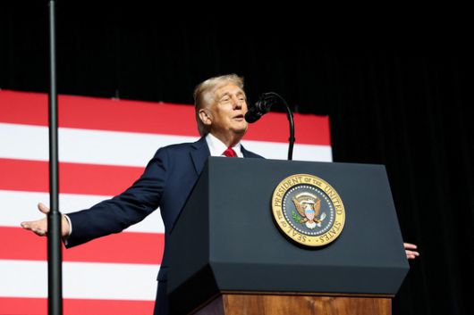 도널드 트럼프 미국 대통령이 30일(현지시간) 미국 버지니아주 콴티코에 위치한 해병기지에서 피트 헤그세스 국방부 장관이 소집한 전군 지휘관 회의에서 연설하고 있다. 로이터=연합뉴스