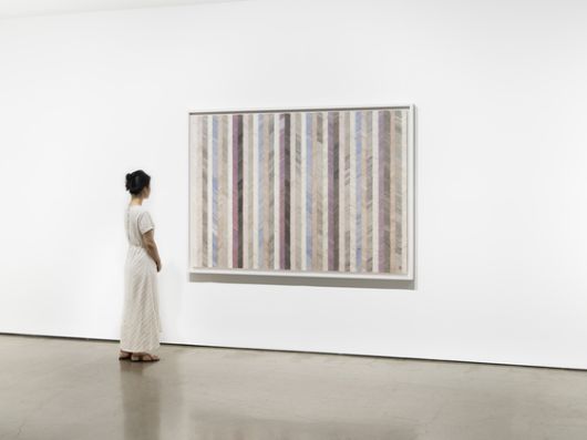 한지 조각을 지그재그 패턴으로 겹쳐 붙이며 연결한 'zip' 연작. [사진 갤러리현대]