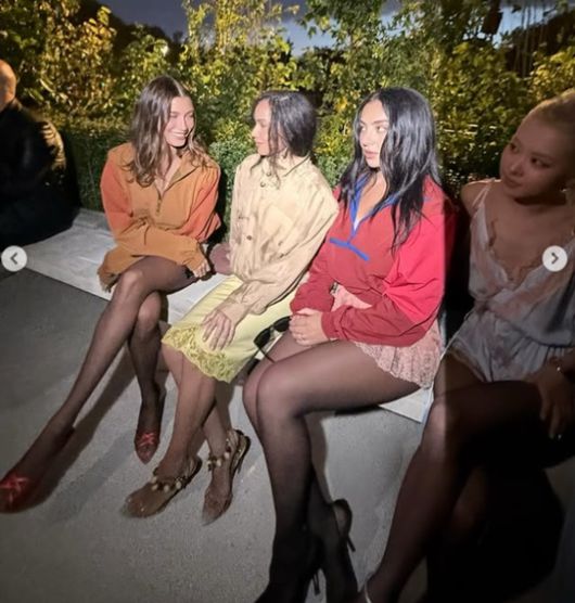 가수 찰리 XCX가 올린 사진 속 로제가 음영 처리돼 있는 모습. 사진 인스타그램