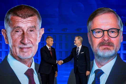 안드레이 바비시 체코 긍정당(ANO) 대표(왼쪽)과 페트르 피알라 체코 총리가 1일(현지시간) TV토론에 앞서 악수를 하고 있다. EPA=연합뉴스