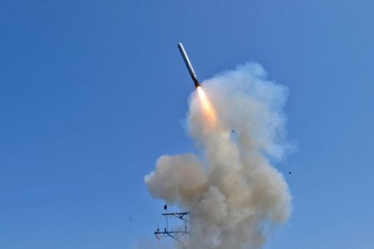 2011년 3월 29일 미 알레이 버크급 유도미사일 구축함 USS 배리(DDG 52)가 지중해에서 합동임무부대 오디세이 던을 지원하기 위해 토마호크 순항미사일을 발사하는 모습. AFP=연합뉴스