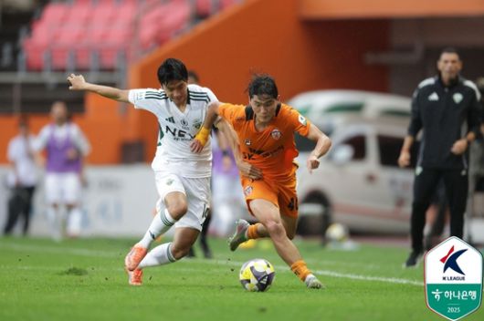 전북 전진우(왼쪽)와 경합하는 제주 김륜성. 사진 프로축구연맹