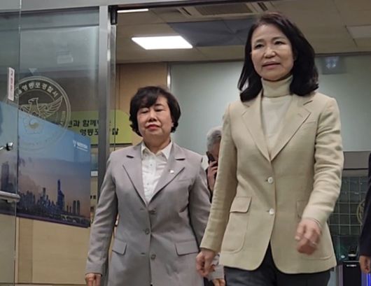 공직선거법·국가공무원법 위반 등 혐의로 경찰에 체포된 이진숙 전 방송통신위원장이 4일 오후 서울 양천구 서울남부지방법원에서 열린 체포적부심사에 출석하고 있다. 뉴스1