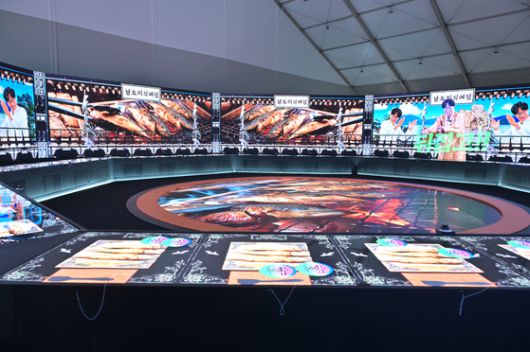 전시관은 단순한 전시가 아니라 미디어 아트와 체험 요소를 결합해 구성했다. 사진은 잔칫날로, 남도의 대표 음식이 화면에 나와 함께 만들어볼 수 있다. 사진 남도국제미식산업박람회 사무국