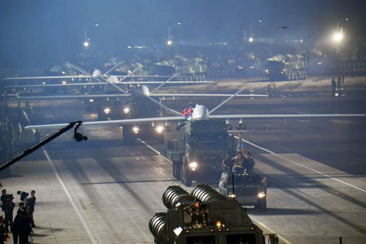 북한이 '전승절'(한국전쟁 정전협정 체결일) 70주년인 2023년 7월 27일 평양 김일성광장에서 열린 열병식에서 무인기를 선보이는 모습. 노동신문, 뉴스1