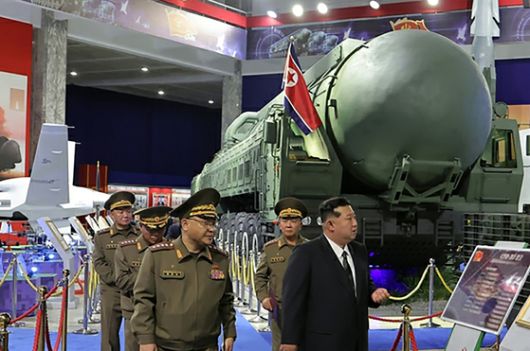 북한 노동당 기관지 노동신문은 5일 ″무장장비전시회 '국방발전-2025'가 지난 4일 수도 평양에서 성황리에 개막했다″라고 보도했다.  뉴스1