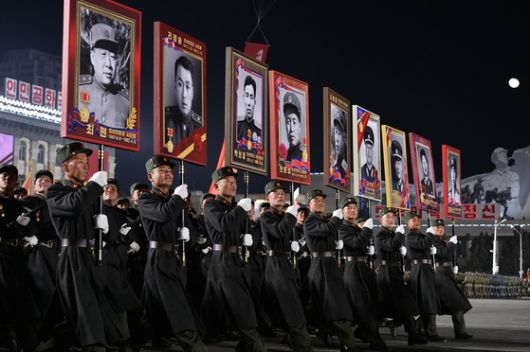 북한 건군절(인민군 창건일) 75주년을 맞아 2023년 2월 8일 평양 김일성광장에서 야간 열병식에서 항일빨치산과 군 발전에 업적을 남긴 이들의 초상이 등장하는 모습. 노동신문, 뉴스1
