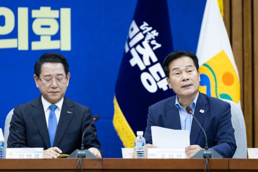 주철현 더불어민주당 의원이 지난달 30일 서울 여의도 국회에서 열린 민주당-전라남도 예산정책협의회에서 발언하고 있다. 왼쪽은 김영록 전남지사. 뉴스1