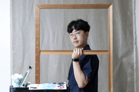 강이현 시인이 강동호 화가로서 그리는 작품은 작은 것은 캔버스 3호 사이즈(27.3x22.0cm)부터 큰 것은 캔버스 80호 사이즈(145.5x112.1cm)까지 다양하다. 김성룡 기자