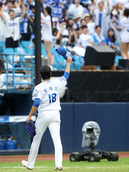 7일 WC 2차전에서 6이닝을 무실점으로 역투하고 마운드를 내려가면서 팬들의 환호에 화답하는 삼성 원태인. 뉴스1