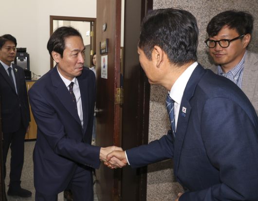 더불어민주당 정청래 대표(오른쪽)와 우상호 대통령실 정무수석이 지난달 25일 국회 민주당 대표실에서 금융정책ㆍ감독분리 관련 긴급 고위 당ㆍ정ㆍ대 회의를 마친 뒤 악수하고 있다. 연합뉴스