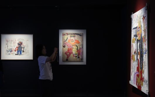 '바스키아 특별전'에 출품된 바스키아의 '전사'(왼쪽부터), 민화 최영 장군, '왕이라 불린 에이원(A-One)'. 전민규 기자.