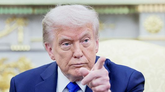 도널드 트럼프 대통령이 7일(현지시간) 워싱턴 D.C. 백악관 집무실(Oval Office)에서 마크 카니 캐나다 총리와 회담 중 제스처를 취하고 있다. 로이터=연합뉴스