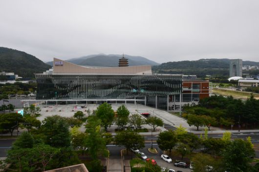 지난달 24일 APEC 정상회의장인 경북 경주시 화백컨밴션센터에서 회의장과 국제미디어센터 등에 대한 시설 마무리 공사가 한창이다. 뉴스1