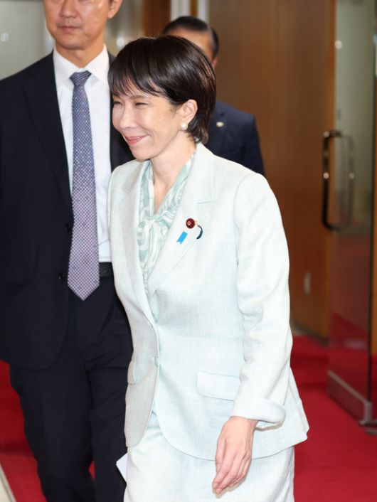 가죽 재킷 차림으로 오토바이에 올라탄 다카이치 총재의 학창 시절. [사진 다카이치 홈페이지]