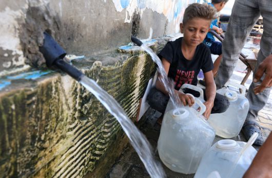 마코 루비오 미 국무장관이 8일(현지시간) 워싱턴 백악관에서 열린 안티파 관련 원탁 회의 도중 가자전쟁과 관련한 이스라엘과 하마스 간의 협상 타결이 임박했다는 소식을 도널드 트럼프 대통령에게 긴급하게 전달하고 있다. AFP=연합뉴스