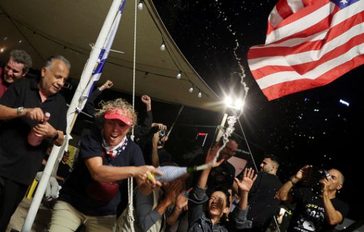 마코 루비오 미 국무장관이 8일(현지시간) 워싱턴 백악관에서 열린 안티파 관련 원탁회의에서 도널드 트럼프 대통령에게 메모를 전달하기 전 메모를 작성하고 있다. AP=연합뉴스