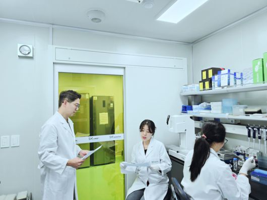 대전 KAIST 문지캠퍼스에 위치한 신약 개발 스타트업 소바젠 연구원들이 연구 활동을 하고 있다. 사진 KAIST