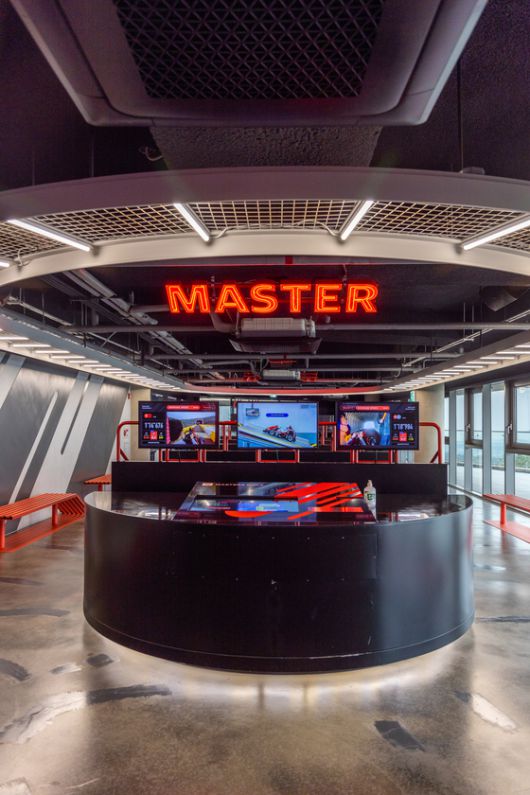 레이싱 팬덤을 겨냥한 '마스터 라이센스' 라운지 전경. 9.81파크