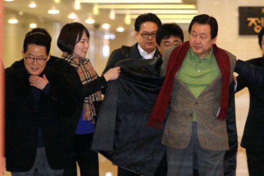 2011년 2월 당시 김무성 한나라당 원내대표와 박지원 민주당 원내대표가 국회에서 임시국회 및 여야 영수회담 관련 기자회견을 갖기위해 정론관으로 들어서는 모습. 전현희 민주당 대변인이 김무성 한나라당 원내대표의 코트를 받아주고 있다. 중앙포토