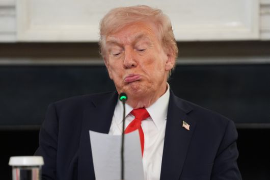 도널드 트럼프 미국 대통령이 8일(현지시간) 워싱턴 백악관 국빈식당에서 열린 안티파 관련 원탁회의에서 마코 루비오 국무장관이 건네준 메모를 읽고 있다. AP=연합뉴스