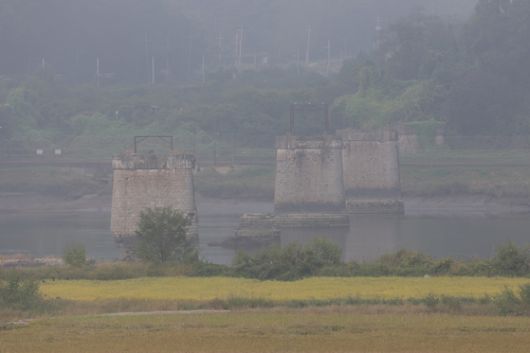 지난 1일 경기도 파주시 임진강 철교 일대에 안개가 자욱하다. 연합뉴스