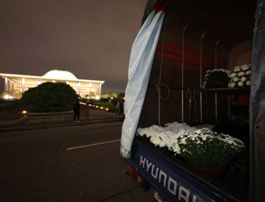 국민의힘이 12일 민중기 특별검사팀의 소환 조사를 받은 뒤 숨진 채 발견된 경기 양평군 공무원 A씨를 추모하기 위한 분향소를 국회 경내에 설치하려 했지만 국회 사무처가 불허했다.   연합뉴스