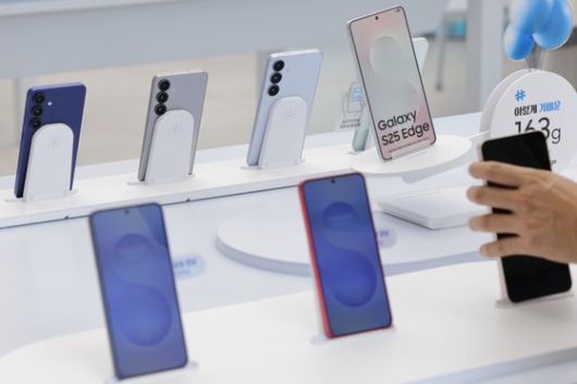 서울 강남 삼성에서 고개들이 삼성전자 갤럭시 S25 시리즈를 살펴보고 있다. 뉴스1