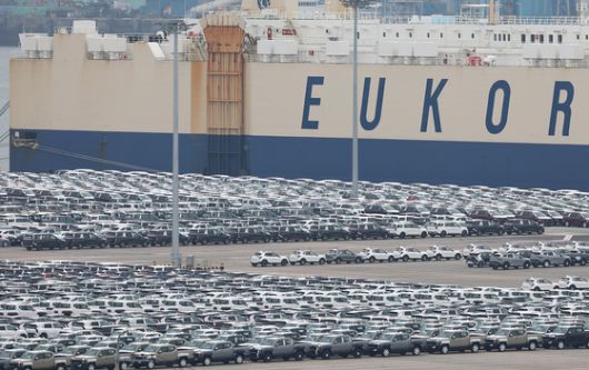 12일 경기 평택시 평택항에 수출용 자동차가 세워져 있다. 연합뉴스