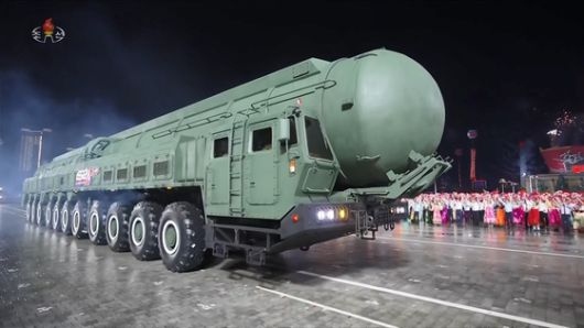 지난 10일 평양 김일성광장에서 노동당 창건 80주년 경축 열병식이 성대히 거행됐다고 조선중앙TV가 11일 보도했다. 사진은 김정은 북한 국무위원장이 외국 대표들과 열병식을 관람하고 있다. 오른쪽부터 드미트리 메드베데프 러시아 국가안보위원회 부의장, 또 럼 베트남 공산당 서기장, 김정은 국무위원장, 리창 중국 국무원 총리. 뉴시스