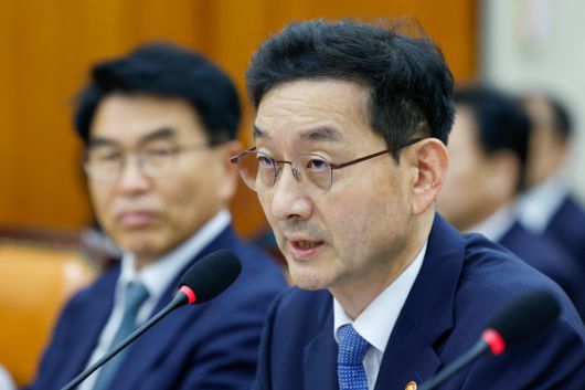 윤창렬 국무조정실장이 13일 서울 여의도 국회에서 열린 정무위원회 국정감사에 출석해 박찬대 의원 질의에 답하고 있다. 뉴스1