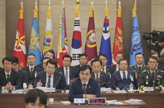 이재명 정부 첫 국정감사가 시작된 13일 서울 용산구 국방부 청사에서 열린 2025 국방부 국정감사에서 안규백 국방부 장관이 위원질의에 답변하고 있다. 연합뉴스