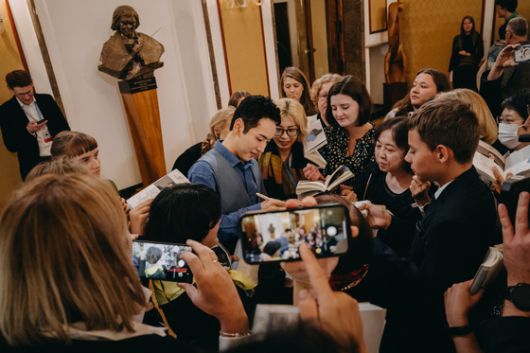 10일 폴란드 바르샤바에서 2차 경연이 끝난 후 피아니스트 이효에게 사인을 받기 위해 모인 팬들. 사진 쇼팽 인스티튜트