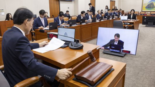 윤한홍 국회 정무위원회 위원장이 지난달 29일 국회에서 열린 정무위 전체 회의에서 2025년도 국정감사 증인 등 출석요구의 건을 처리하고 있다. 연합뉴스