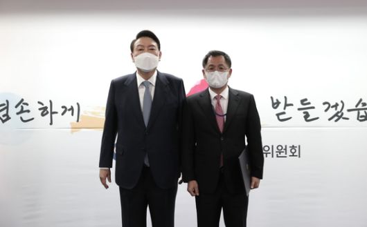 2022년 3월 당시 윤석열 대통령 당선인이 이상휘 당선인 비서실 정무2팀장과 기념촬영하는 모습.