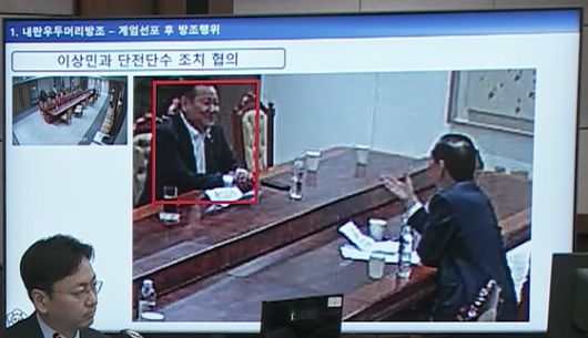(서울=뉴스1) 구윤성 기자 = 한덕수 전 국무총리가 13일 오전 서울 서초구 서울중앙지법에서 열린 내란 우두머리 방조, 위증, 허위공문서 작성 및 행사 등 혐의 사건 재판에 출석하고 있다. (공동취재) 2025.12.13/뉴스1