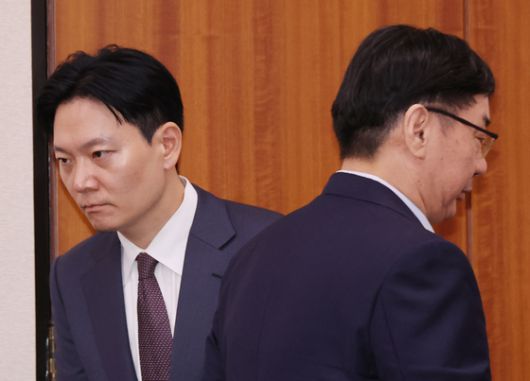 정성호 법무부 장관(오른쪽)이 14일 국회 법제사법위원회에서 열린 법무부 등에 대한 국정감사에서 의원들 질의에 답하고 있다. 임현동 기자