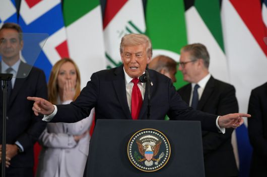 도널드 트럼프 미국 대통령(가운데)이 13일(현지시간) 이집트 샤름 엘 셰이크에서 열린 ‘가자지구 평화를 위한 정상회의’에 참석한 각국 지도자들과 함께 단체 사진을 찍기 전 얘기를 나누고 있다. AFP=연합뉴스