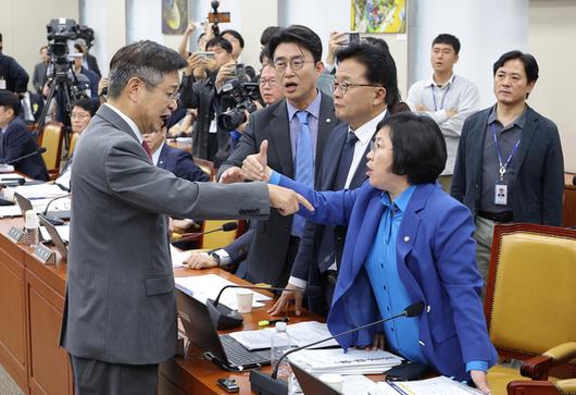 14일 서울 여의도 국회에서 열린 과학기술정보방송통신위원회 방송통신위원회 등에 대한 국정감사에서 박정훈 국민의힘 의원과 김우영 더불어민주당 의원이 문자메시지 공개와 관련해 설전을 벌이고 있다. 뉴스1