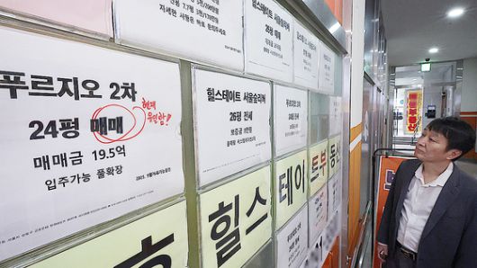 13일 한국부동산원에 따르면 지난달 말 기준 성동구와 마포구의 아파트값은 각각 0.78%, 0.69%가 올라 6·27 대출 규제 이후 가장 큰 폭의 상승세를 보였다. 정부는 추가 대책을 예고한 상태다. 연합뉴스