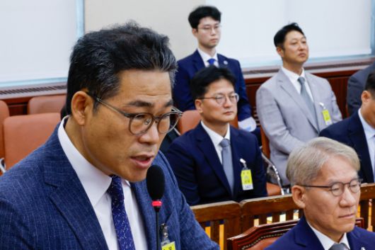 백해룡 경정이 지난해 8월 20일 오후 서울 여의도 국회 행정안전위원회에서 열린 마약수사 외압 의혹 관련 청문회에 출석해 의원 질의에 답하고 있다. 오른쪽은 김찬수 대통령실 지방시대비서관실 행정관(전 영등포서장), 조병노 경무관(전 서울경찰청 생활안전부장). 뉴스1