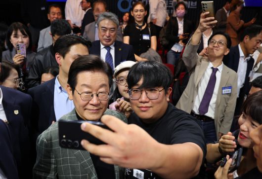 이재명 대통령이 14일 서울 동대문구 KOCCA 문화광장에서 열린 '디지털토크라이브: 국민의 목소리, 정책이 되다'에서 식당 폐업의 경험을 갖고 있는 방송인 홍석천과 대화하고 있다. 대통령실사진기자단 경향 김창길